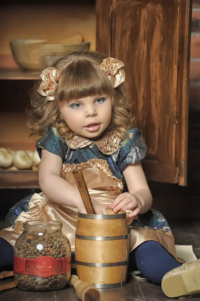 Niña Vestido Delantal Juega Una Cocina Vintage —  Fotos de Stock