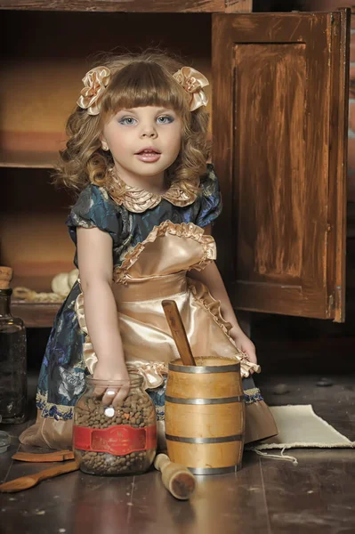 Klein Meisje Een Jurk Schort Speelt Een Vintage Keuken — Stockfoto