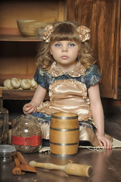 Klein Meisje Een Jurk Schort Speelt Een Vintage Keuken — Stockfoto