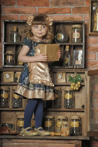 Klein Meisje Een Jurk Schort Speelt Een Vintage Keuken — Stockfoto