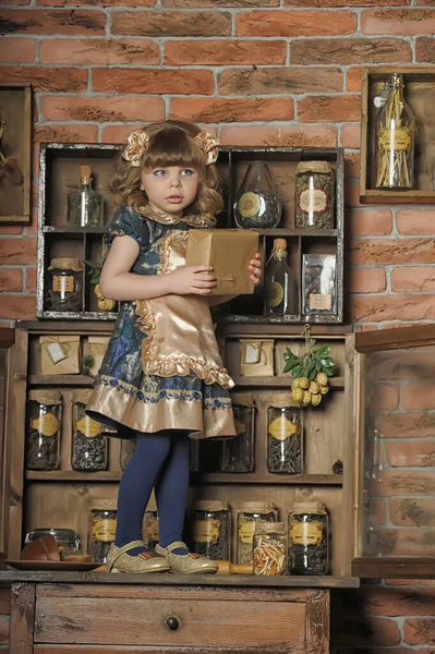 Klein Meisje Een Jurk Schort Speelt Een Vintage Keuken — Stockfoto