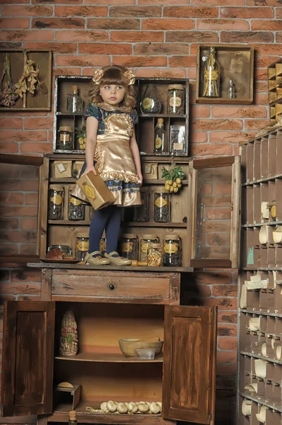 Klein Meisje Een Jurk Schort Speelt Een Vintage Keuken — Stockfoto
