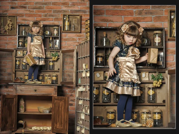 穿着裙子和围裙的小女孩在老式厨房里玩耍 — 图库照片