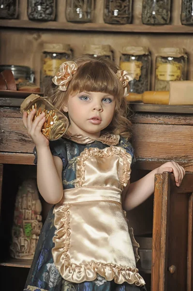 Niña Vestido Delantal Juega Una Cocina Vintage —  Fotos de Stock