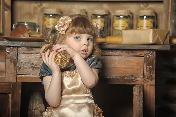 Kleines Mädchen Kleid Und Schürze Spielt Einer Vintage Küche — Stockfoto