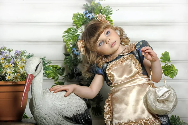 Pequena Menina Bonito Com Dois Arcos Seu Cabelo Vestido Vintage — Fotografia de Stock