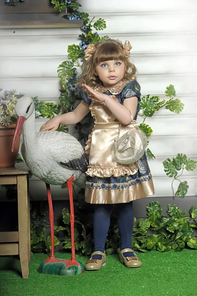 Malá Roztomilá Dívka Dvěma Luky Vlasech Okouzlující Retro Šaty Vedle — Stock fotografie