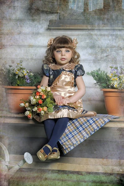 Petite Fille Dans Une Robe Avec Des Fleurs Sur Banc — Photo