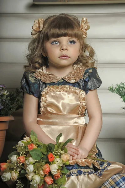 Bambina Vestito Con Fiori Una Panchina Casa — Foto Stock