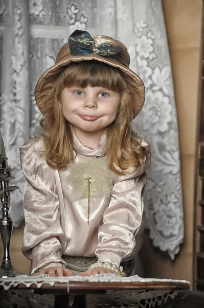 Kleines Mädchen Mit Hut Und Bluse Mit Hose Vintage Interieur — Stockfoto