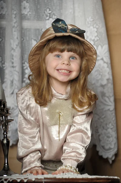 Маленькая Девочка Шляпе Блузке Брюками Винтажном Интерьере — стоковое фото