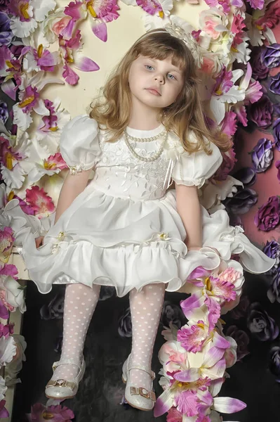 Menina Vestido Branco Uma Cadeira Com Flores — Fotografia de Stock