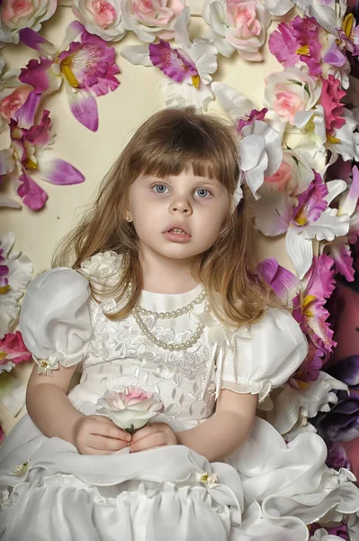 Little Girl White Dress Chair Flowers — Stock Photo, Image