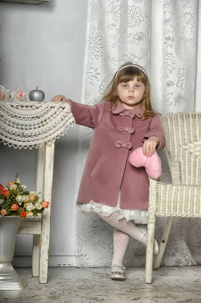 Kleines Mädchen Rosafarbenen Mantel Tisch Vintage Interieur — Stockfoto
