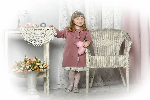 Κοριτσάκι Ένα Ροζ Παλτό Κοντά Στο Τραπέζι Vintage Εσωτερικό — Φωτογραφία Αρχείου