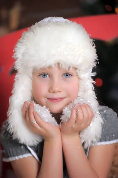 Klein Schattig Meisje Een Witte Bont Hoed Met Sneeuw Haar — Stockfoto