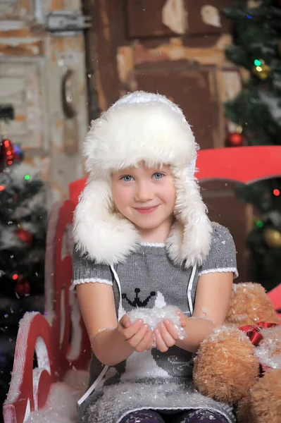 Μικρό Χαριτωμένο Κορίτσι Ένα Λευκό Γούνινο Καπέλο Χιόνι Στα Χέρια — Φωτογραφία Αρχείου