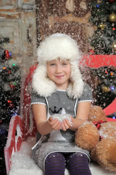 Klein Schattig Meisje Een Witte Bont Hoed Met Sneeuw Haar — Stockfoto