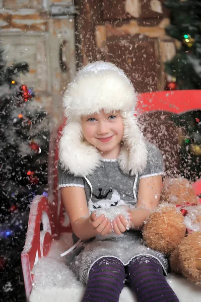 Klein Schattig Meisje Een Witte Bont Hoed Met Sneeuw Haar — Stockfoto