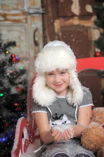 Ellerinde Karla Beyaz Kürklü Küçük Şirin Bir Kız Yılbaşı Fotoğrafı — Stok fotoğraf