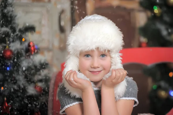 小可爱的小女孩 戴着雪白的皮帽 手里拿着雪 圣诞节的照片 — 图库照片
