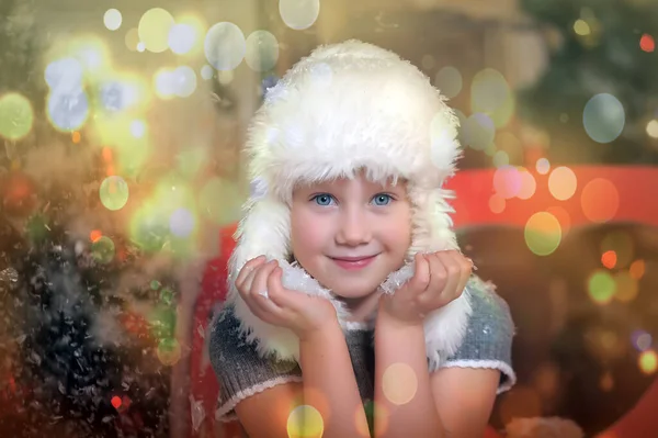 Kis Aranyos Lány Egy Fehér Szőrme Kalap Kezében Karácsonyi Fotó — Stock Fotó