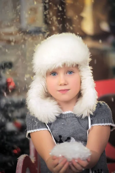 Klein Schattig Meisje Een Witte Bont Hoed Met Sneeuw Haar — Stockfoto