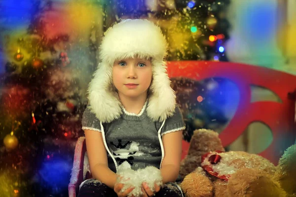 Klein Schattig Meisje Een Witte Bont Hoed Met Sneeuw Haar — Stockfoto