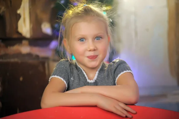 Malá Roztomilá Dívka Blondýnka Šedých Šatech Vánoční Foto — Stock fotografie