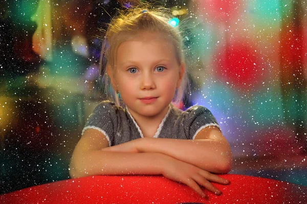 グレーのドレスにかわいい女の子のブロンドクリスマスの写真 — ストック写真