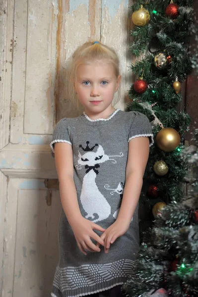 Klein Schattig Meisje Blond Een Grijze Jurk Kerst Foto — Stockfoto