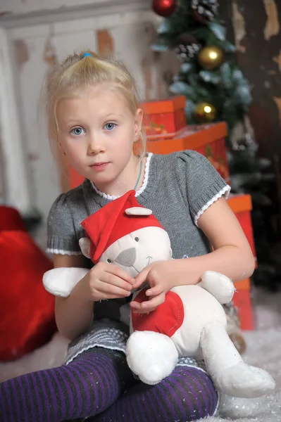 Маленькая Милая Блондинка Сером Платье Игрушечным Белым Медведем Фото Рождества — стоковое фото