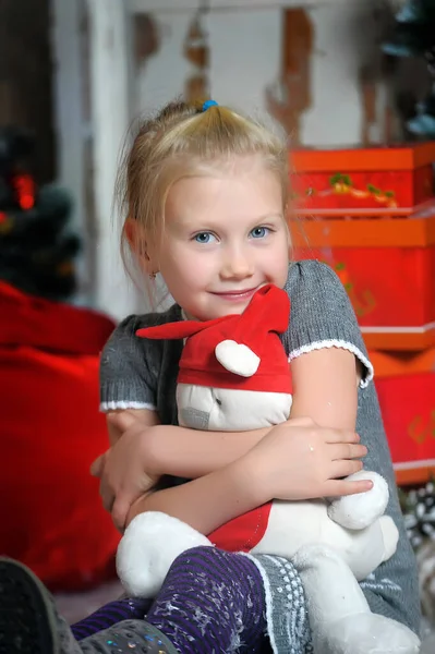 Malá Roztomilá Dívka Blondýnka Šedých Šatech Hračkou Lední Medvěd Vánoční — Stock fotografie