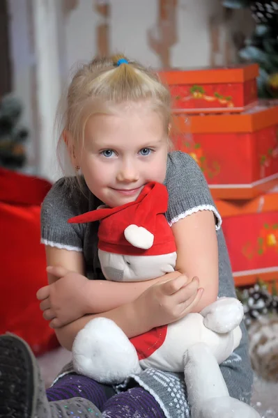 Mały Ładny Dziewczyna Blondynka Szary Sukienka Zabawka Niedźwiedź Polarny Boże — Zdjęcie stockowe
