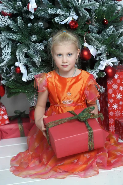 Pequena Linda Menina Loira Vestido Laranja Com Presente Foto Natal — Fotografia de Stock