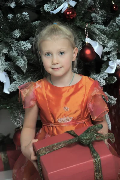 Pequena Linda Menina Loira Vestido Laranja Com Presente Foto Natal — Fotografia de Stock