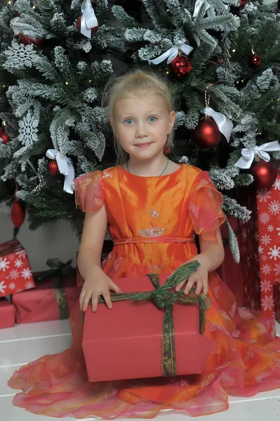 Pequena Linda Menina Loira Vestido Laranja Com Presente Foto Natal — Fotografia de Stock