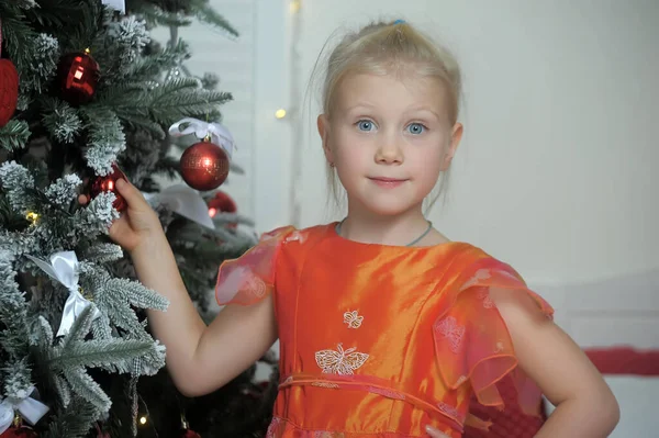 Pequena Linda Menina Loira Vestido Laranja Pela Árvore Natal — Fotografia de Stock