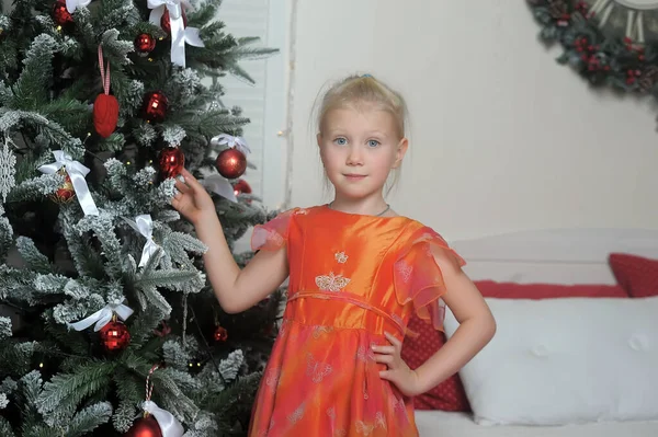Kleines Süßes Mädchen Blondine Orangefarbenem Kleid Weihnachtsbaum — Stockfoto