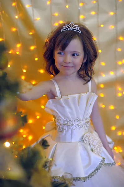 Little Cute Girl Młoda Księżniczka Eleganckiej Białej Sukni Świątecznej Przez — Zdjęcie stockowe