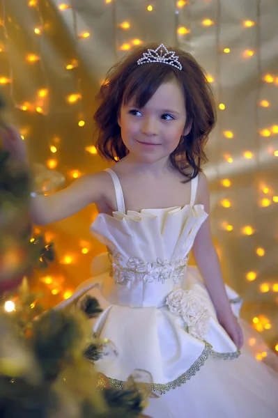 Pequena Menina Bonito Jovem Princesa Vestido Natal Branco Chique Pela — Fotografia de Stock