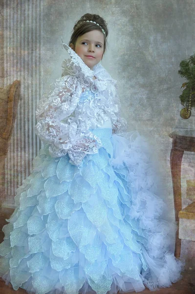 可愛い女の子若いです王女でシックな白で青いドレス ヴィクトリア朝のヴィンテージスタイル — ストック写真
