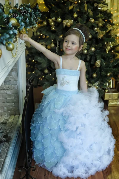 Pequena Linda Menina Jovem Princesa Branco Chique Com Vestido Natal — Fotografia de Stock