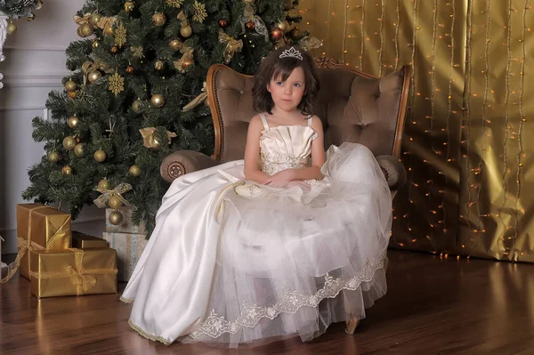 Niña Linda Joven Princesa Elegante Vestido Navidad Blanco Por Árbol — Foto de Stock