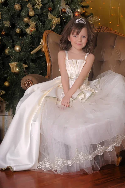 Piccola Ragazza Carina Giovane Principessa Abito Bianco Natale Chic Vicino — Foto Stock