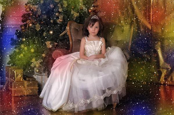Μικρό Χαριτωμένο Κορίτσι Νεαρή Πριγκίπισσα Ένα Κομψό Λευκό Χριστουγεννιάτικο Φόρεμα — Φωτογραφία Αρχείου