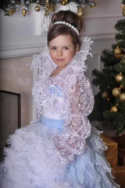 可愛い女の子若いです王女でシックな白で青いドレス ヴィクトリア朝のヴィンテージスタイル — ストック写真