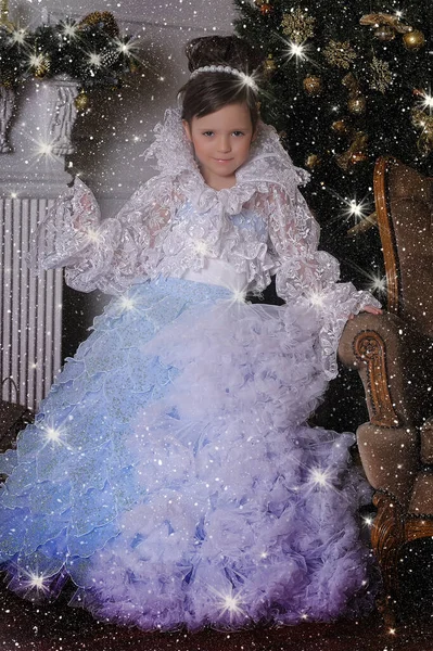 Klein Schattig Meisje Jong Prinses Chique Wit Met Blauwe Jurk — Stockfoto