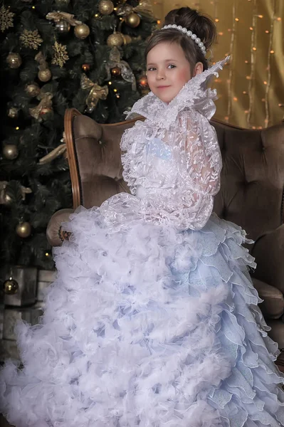 드레스를 빅토리 스타일의 흰색의 귀여운 — 스톡 사진