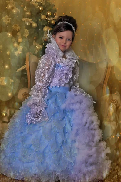Pieni Söpö Tyttö Nuori Prinsessa Tyylikäs Valkoinen Sininen Mekko Viktoriaaninen — kuvapankkivalokuva